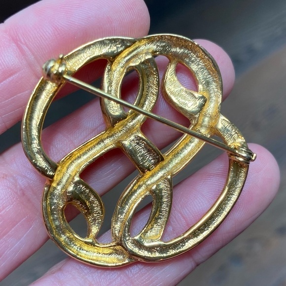 Vintage Gold Tone Brooch Pin - Picture 6 of 9